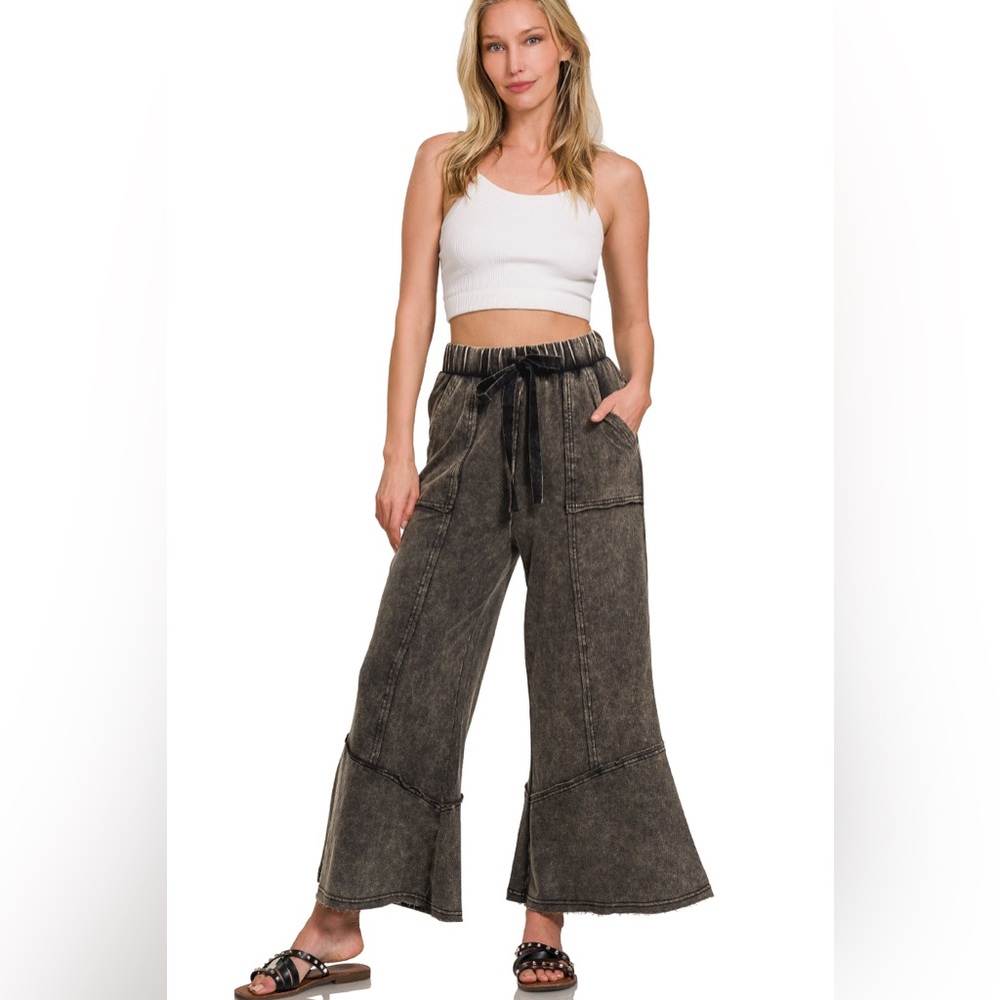 New Zenana EXPOSED-SEAM FLARE HEM PANTS WITH POCKETS in black